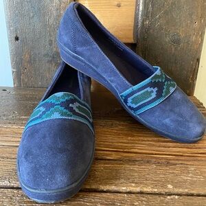 Grasshoppers Womens Suede Slip-On Walking Shoes